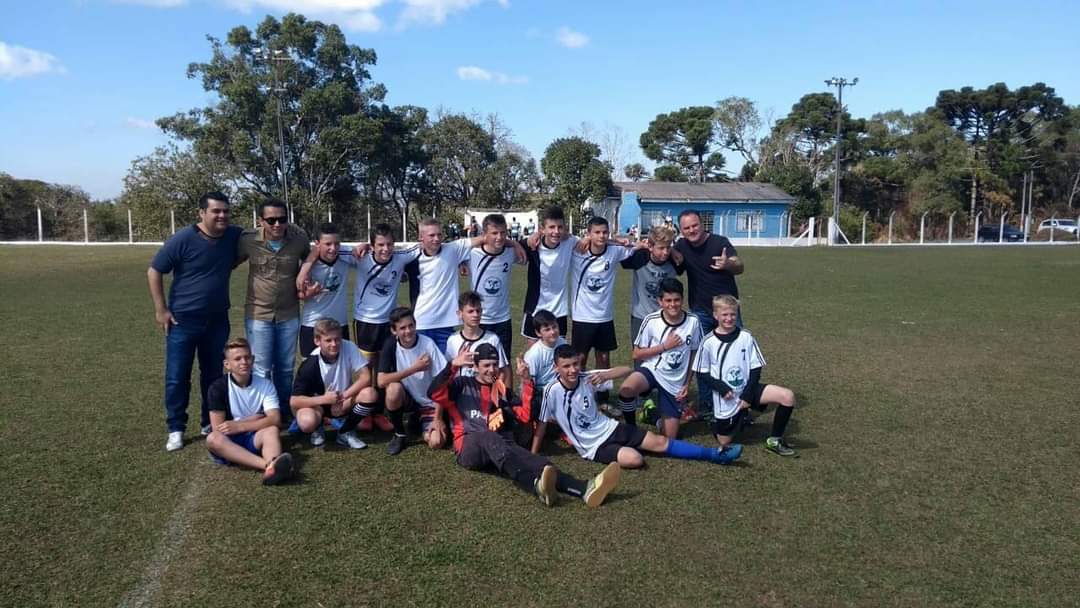 Time Adelaide reunido após serem campeões do municipal escolar de campo