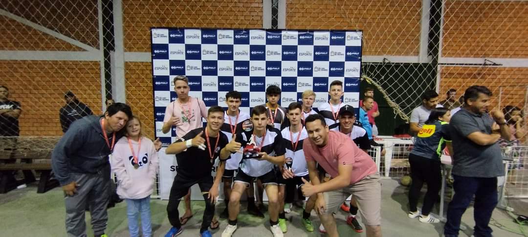 Foto do time Galáticos, após o título do municipal sub 17 de futsal.